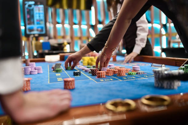 link sarana365 professional dealer at baccarat table with multiple players in live session